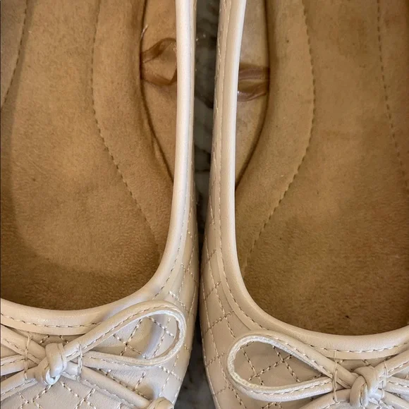 Seychelles Women's Quilted Cream Flats - Picture 7 of 10